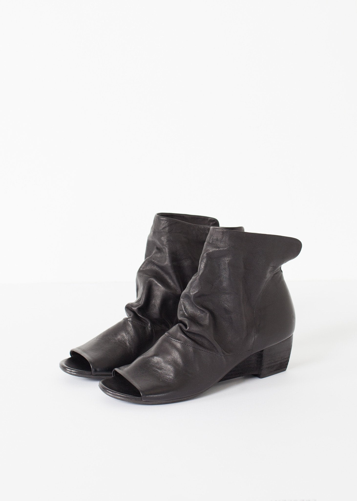 Block Wedge in Black right Block Wedge in Black