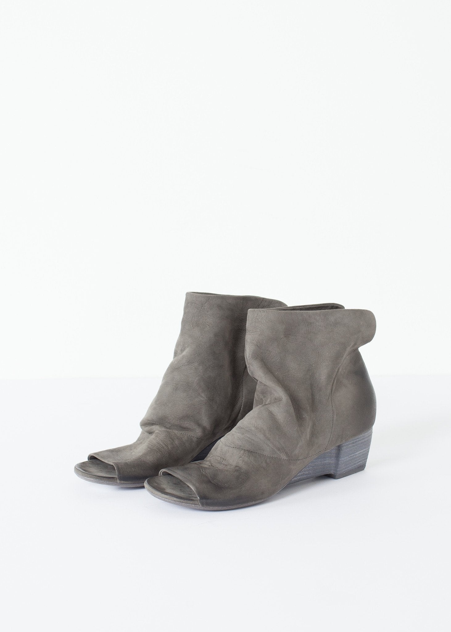 Block Wedge in Dark Slate right Block Wedge in Dark Slate