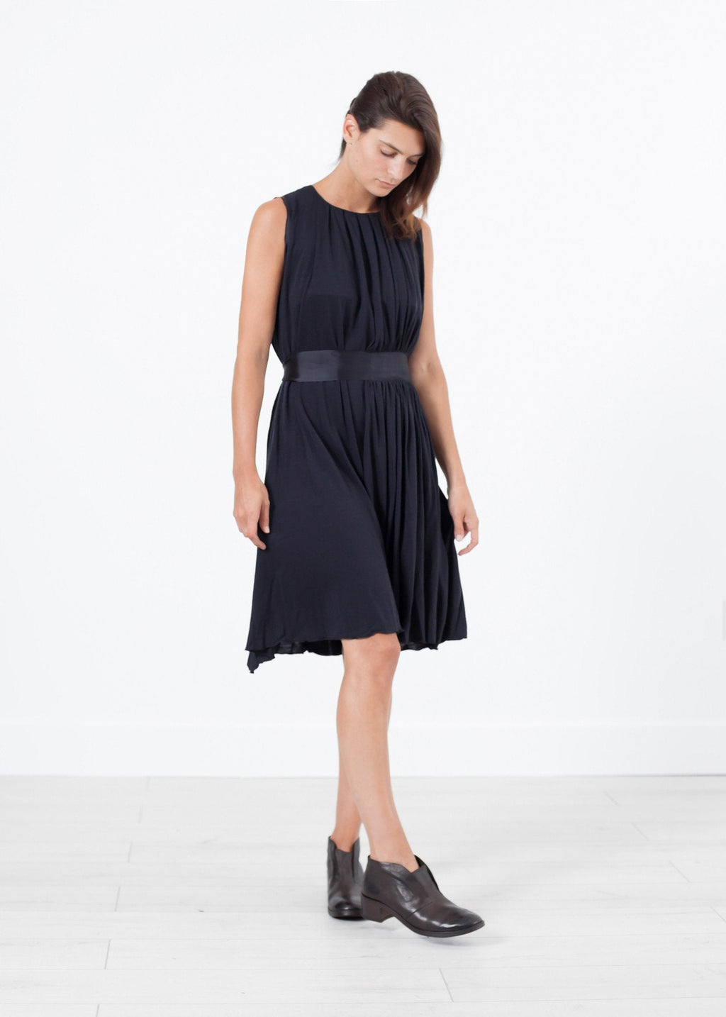 Sleeveless Pleated Dress in Navy -nadeem