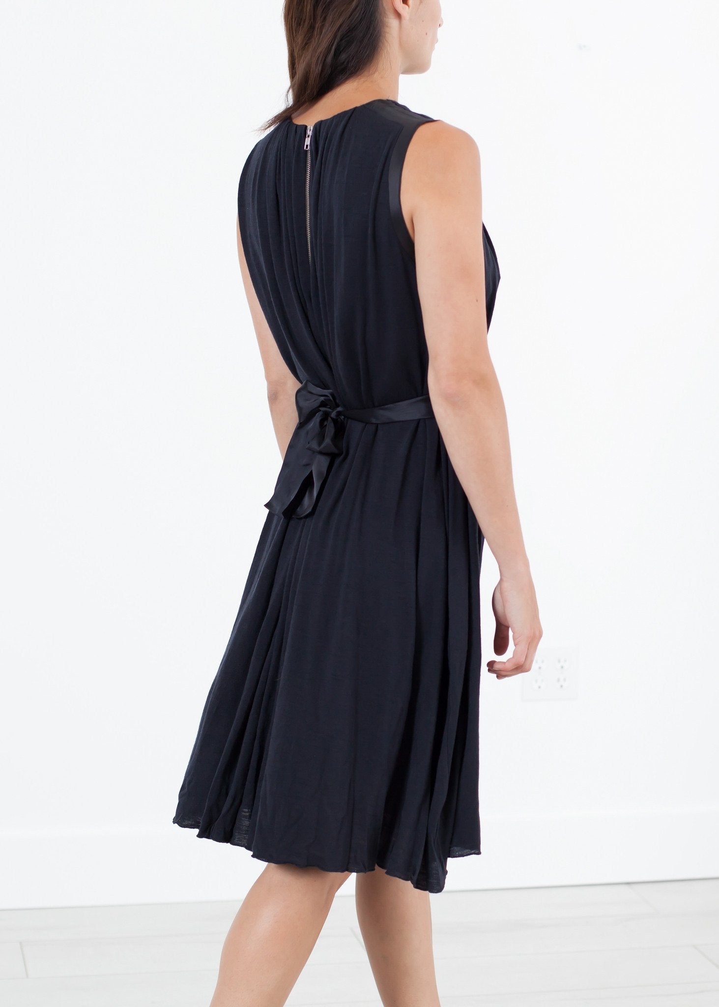 Sleeveless Pleated Dress in Navy - raj