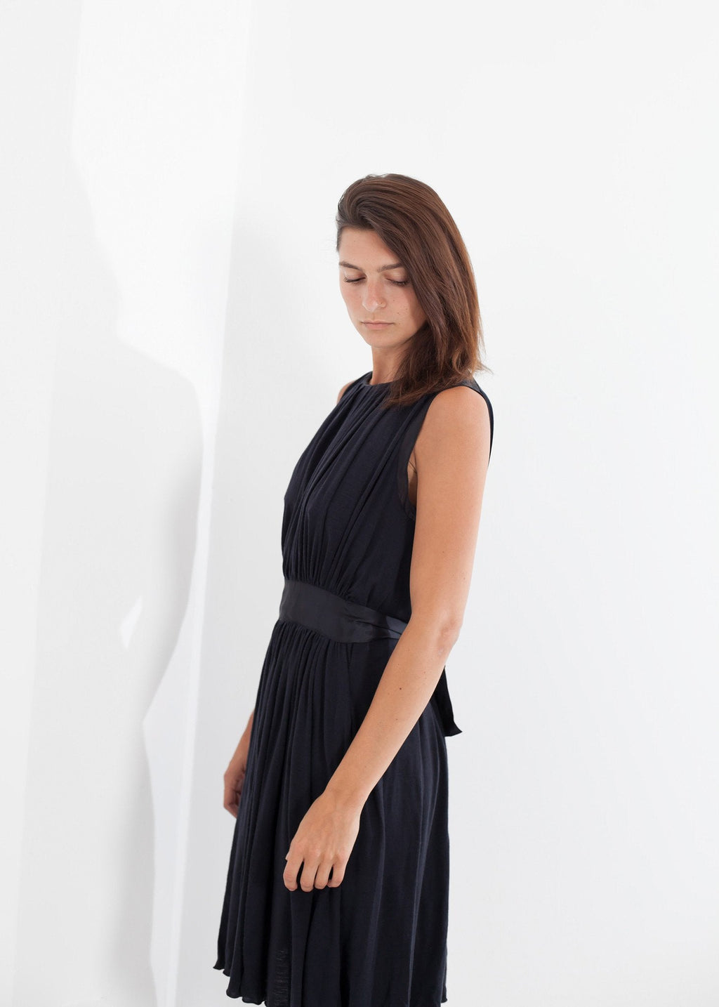 Sleeveless Pleated Dress in Navy - raj