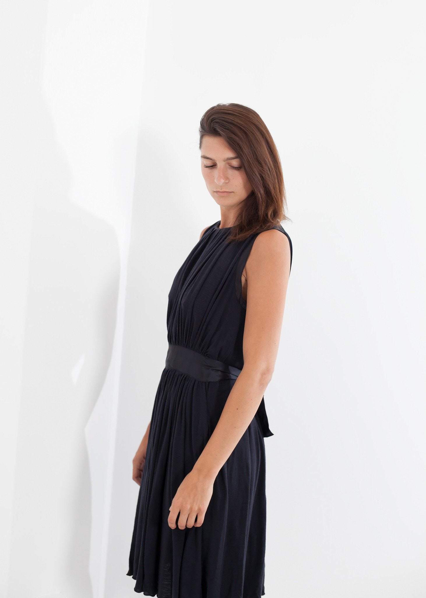 Sleeveless Pleated Dress in Navy - raj