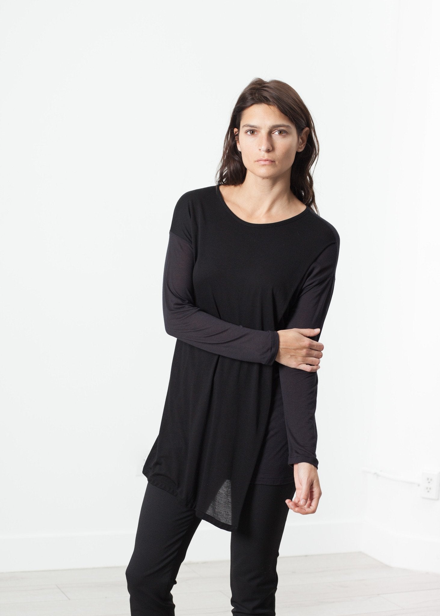 Laurier Tee in Black/Navy right Laurier Tee in Black/Navy