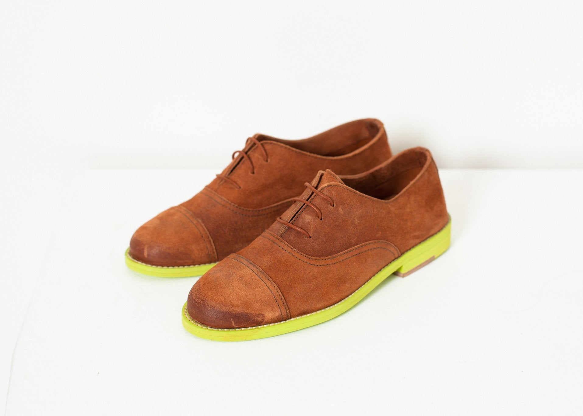 Suede Oxford in Natural/Lime -nadeem